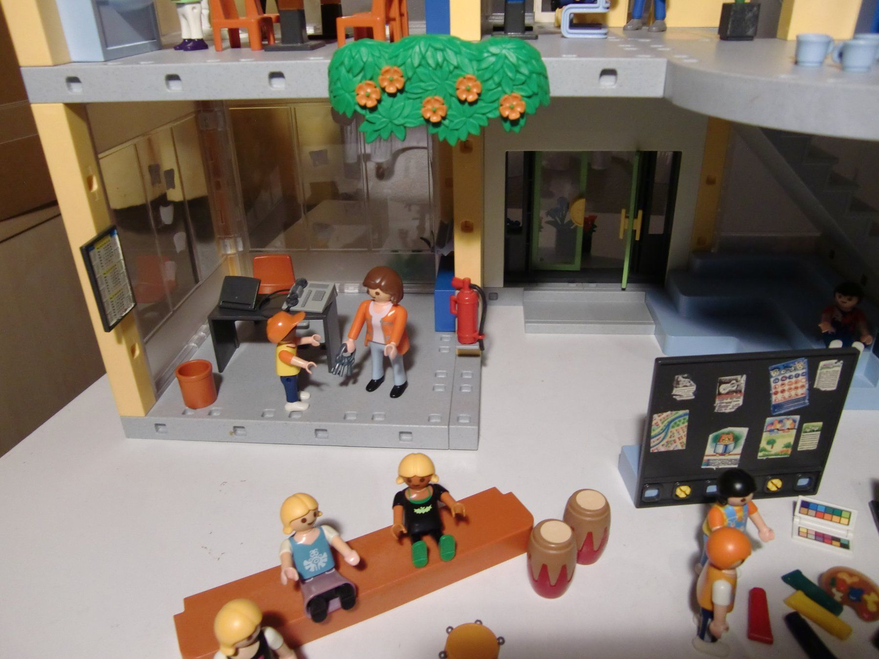 Playmobil Spielzeuge: Playmobil Grosse Schule + Turnhalle - RIESIG – Gebraucht aus Arbon von 200sterne 3