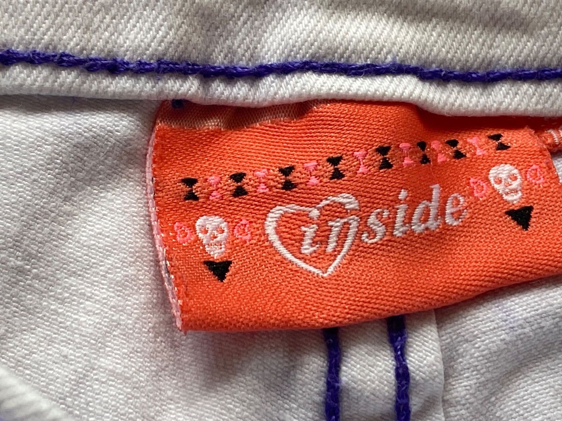 Pantalons: 140 mini short INSIDE – D'occasion à Orpund par Mary8972 2
