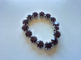 Armband mit violetten Steinen