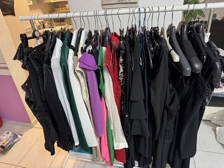 Damenbekleidungsbestand – Super Angebot! Fast alles neu mit
