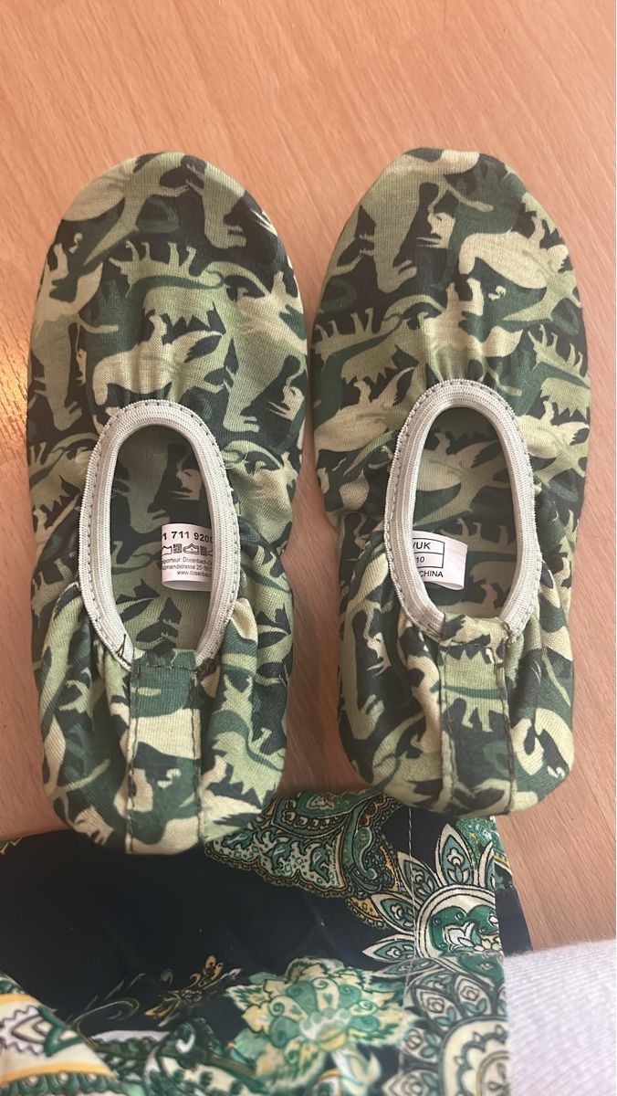 Scarpe per ragazzi: Kinder Hausschuhe Tarnmuster Grösse 28 neu – Nuovo (secondo la descrizione) da Herbetswil venduto da rotekatze84