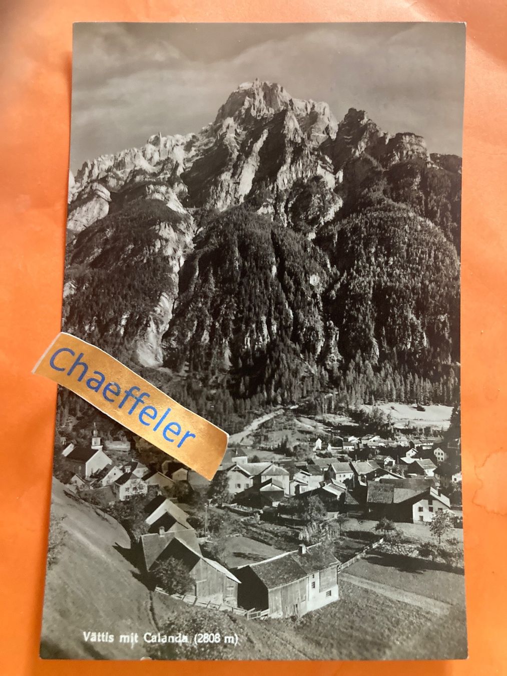 Ansichtskarten: 1933 Vättis mit Calanda. – Gebraucht aus Zürich von Chaeffeler