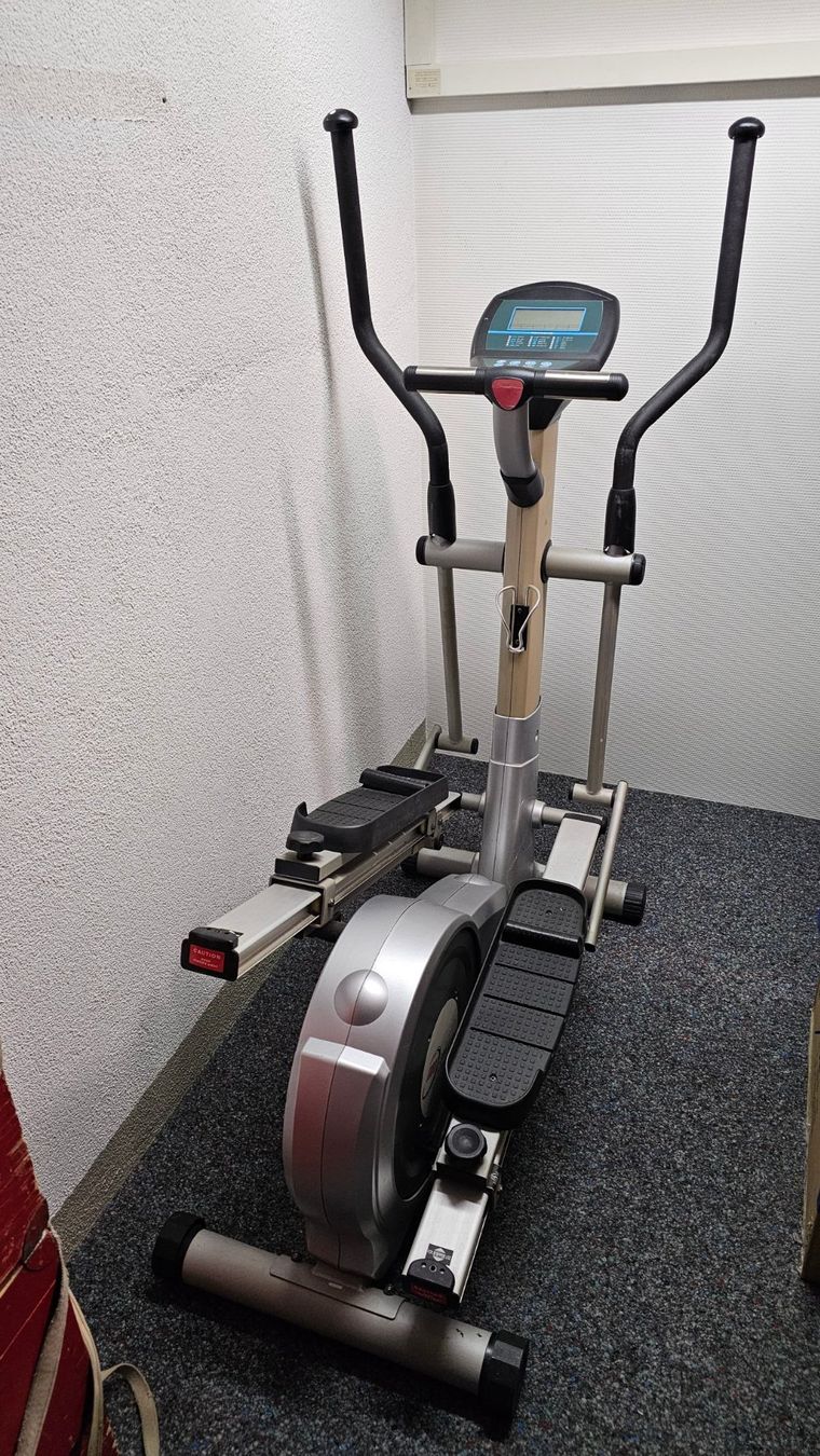 Hometrainer: Massiver Ellipsentrainer Christopeit mit 12+ Trainingsprogra – Usato da Lenzburg venduto da ARYQUINROSE