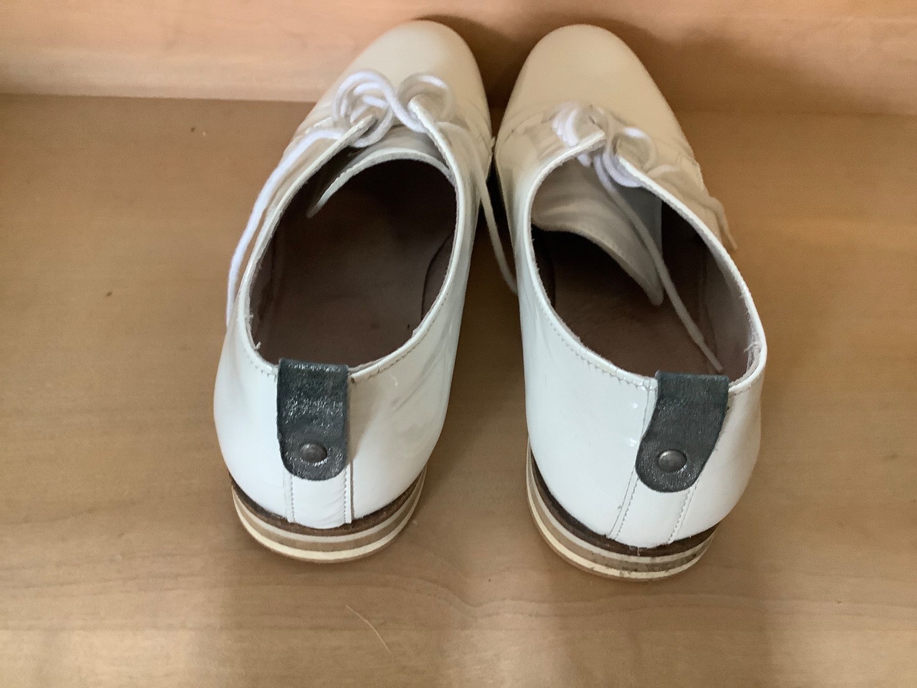 Scarpe da donna: Weißer Lack-Leder Schuh – Usato da Triesen venduto da Boston5 1