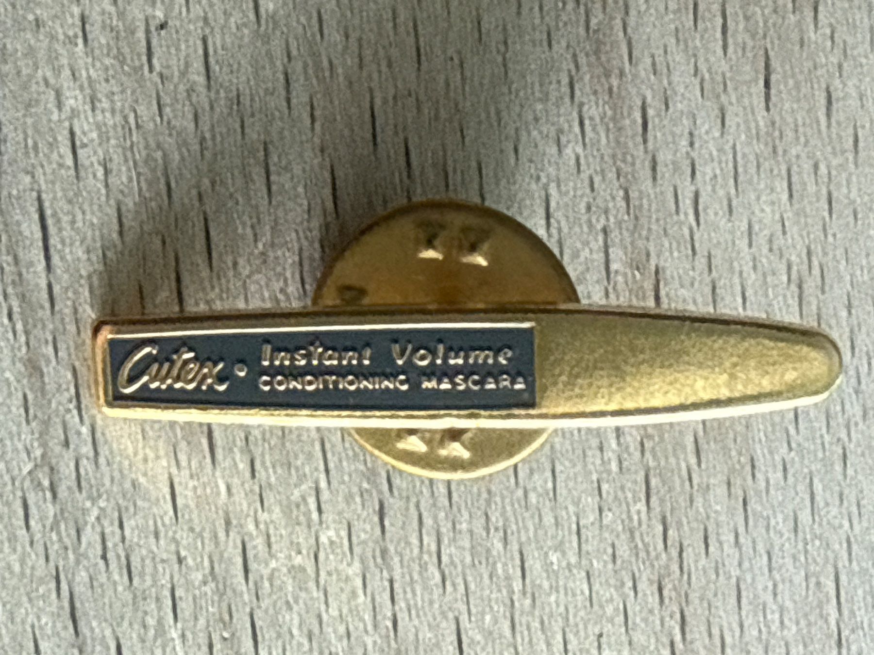 Plaquettes & Badges: Pin Cutex Instant Volume Conditioning Mascara – D'occasion à Glattbrugg par Schweigmatt