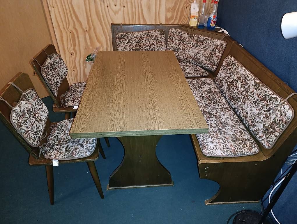 Set di tavolo e panche: Coin repas : banc d'angle, table, 2 chaises – Usato da Montpreveyres venduto da top_gun5025 1