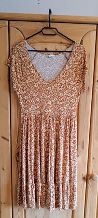 Kleid geblümt . Grösse 38 