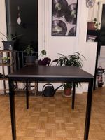 Ausziehbarer Esstisch – dunkelbraun mit schwarzen Beinen