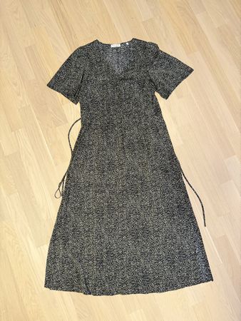 Sommerliches Midikleid, Wickeloptik, Grösse S, Neu
