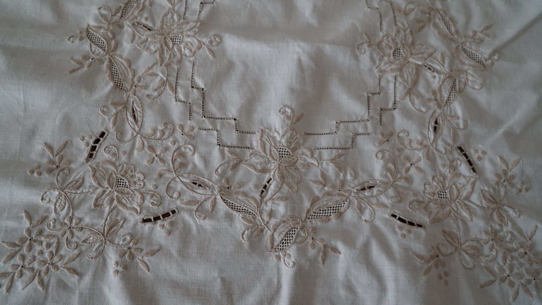 Sonstige Tischwäsche: Tischdecke 84x84cm Stickerei – Gebraucht aus Bern von Antikbatik 2