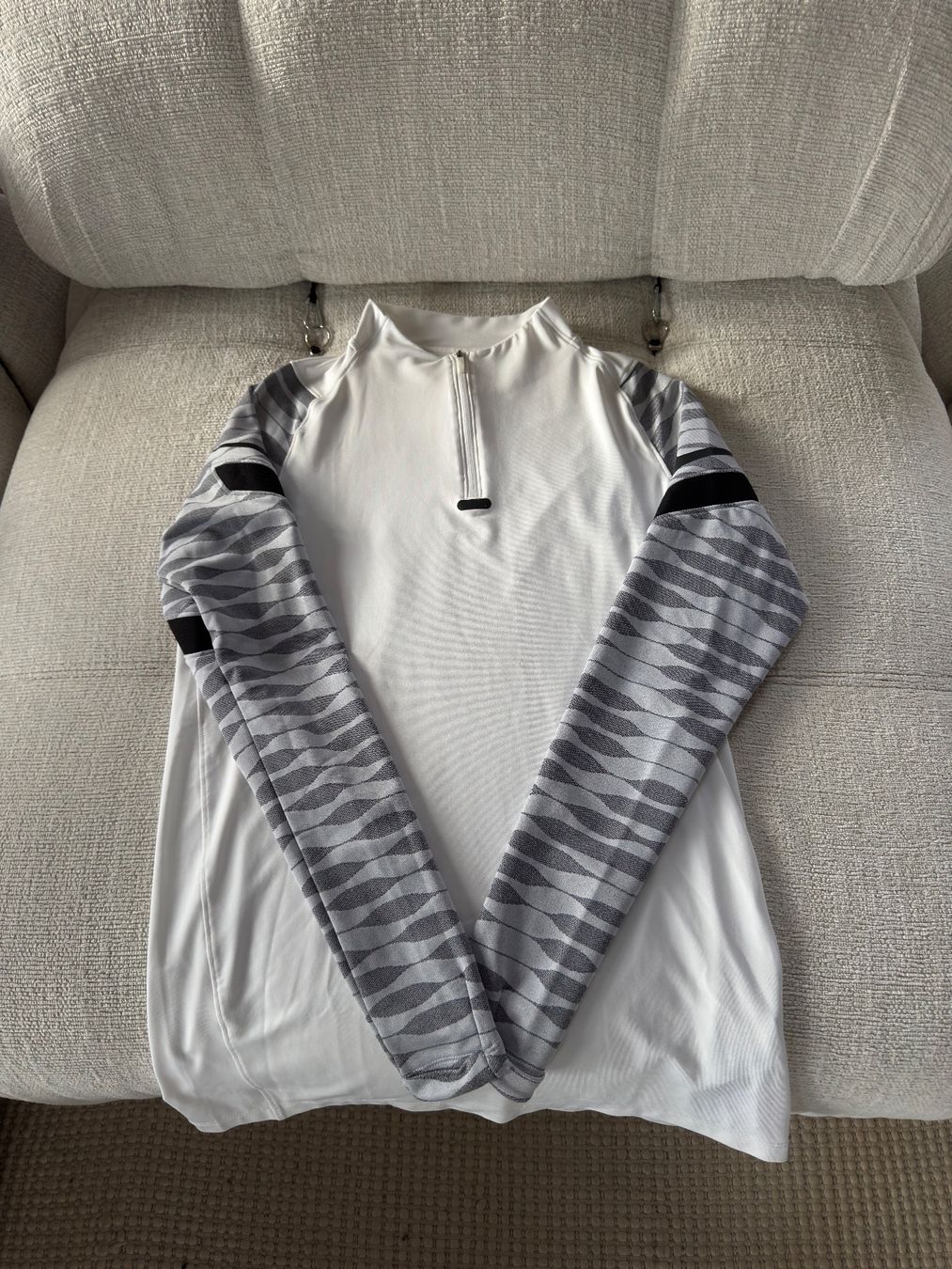 Nike T-shirt: Nike | Langarmshirt – Usato da Horgen venduto da onur_5 2