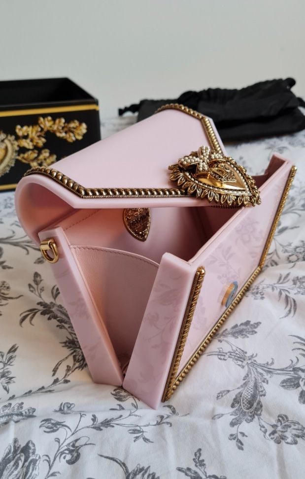 Dolce & Gabbana Borse da donna: Dolce & Gabbana Devotion Embellished Resin Shoulder Bag Pink – Nuovo (secondo la descrizione) da Frauenfeld venduto da Vanityroom 3