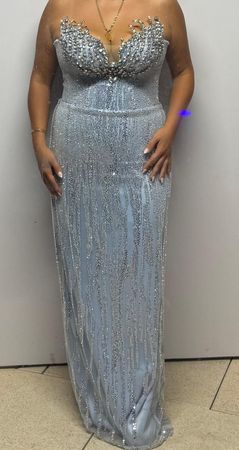Robe de soirée longue bleu ornée de strass