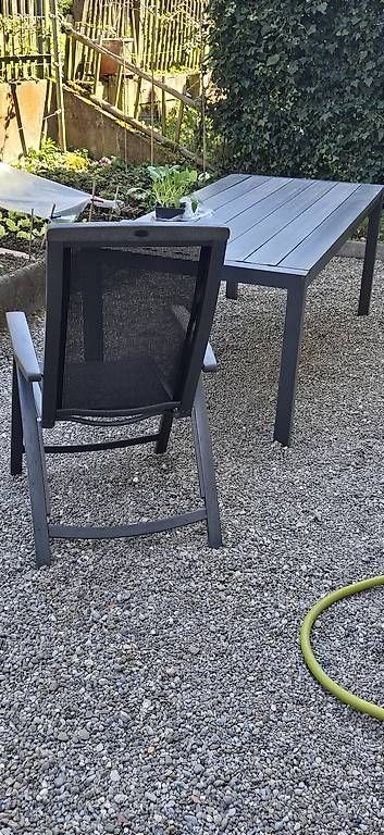Set de table et chaises: Garten Tisch mit 3 Stühlen – D'occasion à Zürich par Ovina