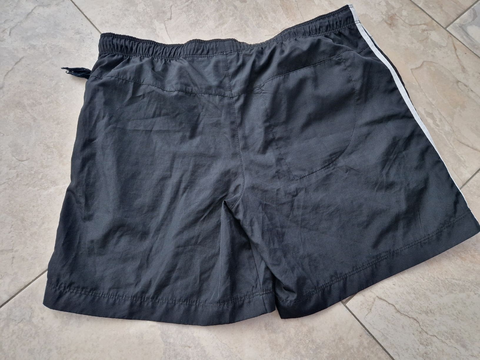 Nike Pantaloni: Schwarze Nike Shorts, Grösse S – Usato da Niederrohrdorf venduto da Miripfiri 3