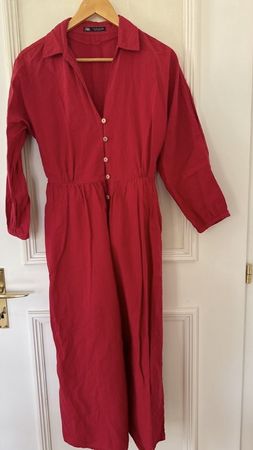 Schönes rotes Leinenkleid
