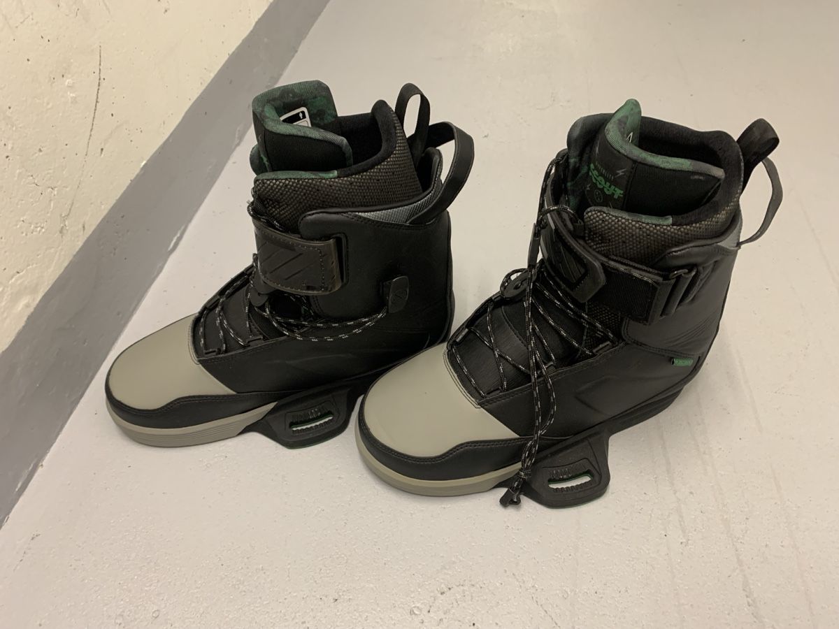 Hyperlite Surfboards & Schwimmbrette: Wakeboardbindung Boots Hyperlite Scout 3x gebraucht – Neu (gemäss Beschreibung) aus Benglen von lub_pf6p