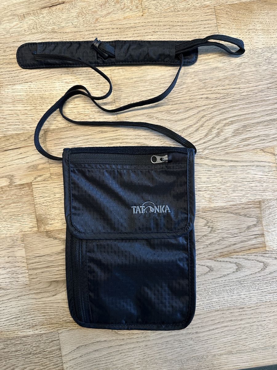 Tatonka Borse: Tatonka Pouch Umhängetasche, schwarz – Nuovo (secondo la descrizione) da Gelterkinden venduto da basilbaet.