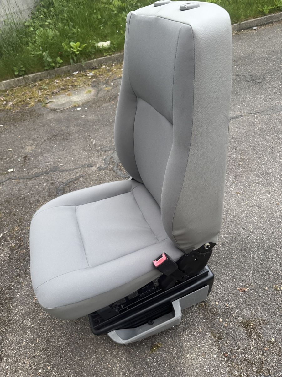 VW Tutti i ricambio: Beifahrersitz T5,T6 – Usato da Regensdorf venduto da weiningerl 1
