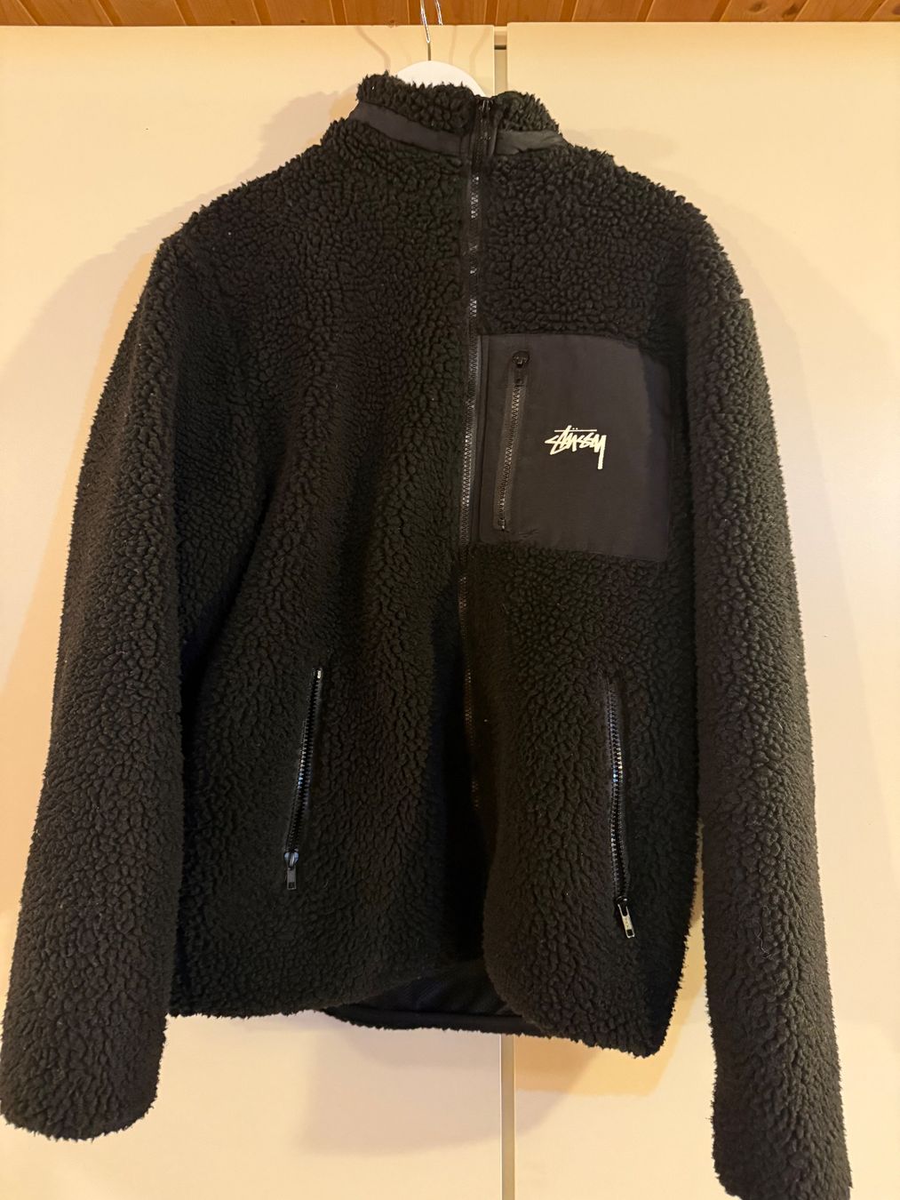 Stüssy Giacche: Veste Stüssy Noire Sherpa, Taille M – Nuovo (secondo la descrizione) da Réchy venduto da santiwwrld_514