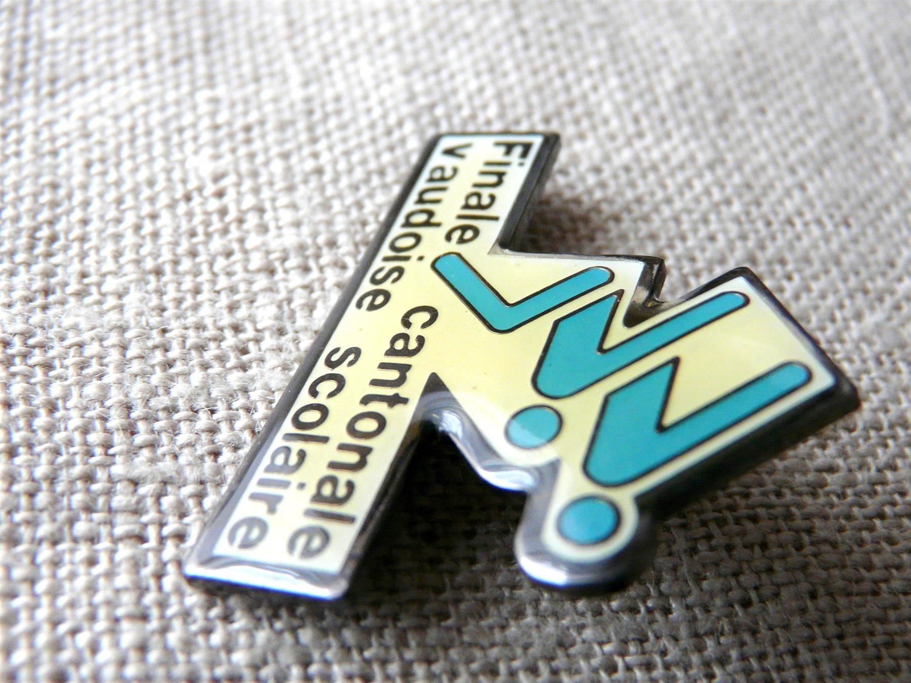 Placchette & Badge: • Finale cantonale vaudoise natation nageurs  - pin E1.36 – Usato da Pully venduto da websurfer1 3