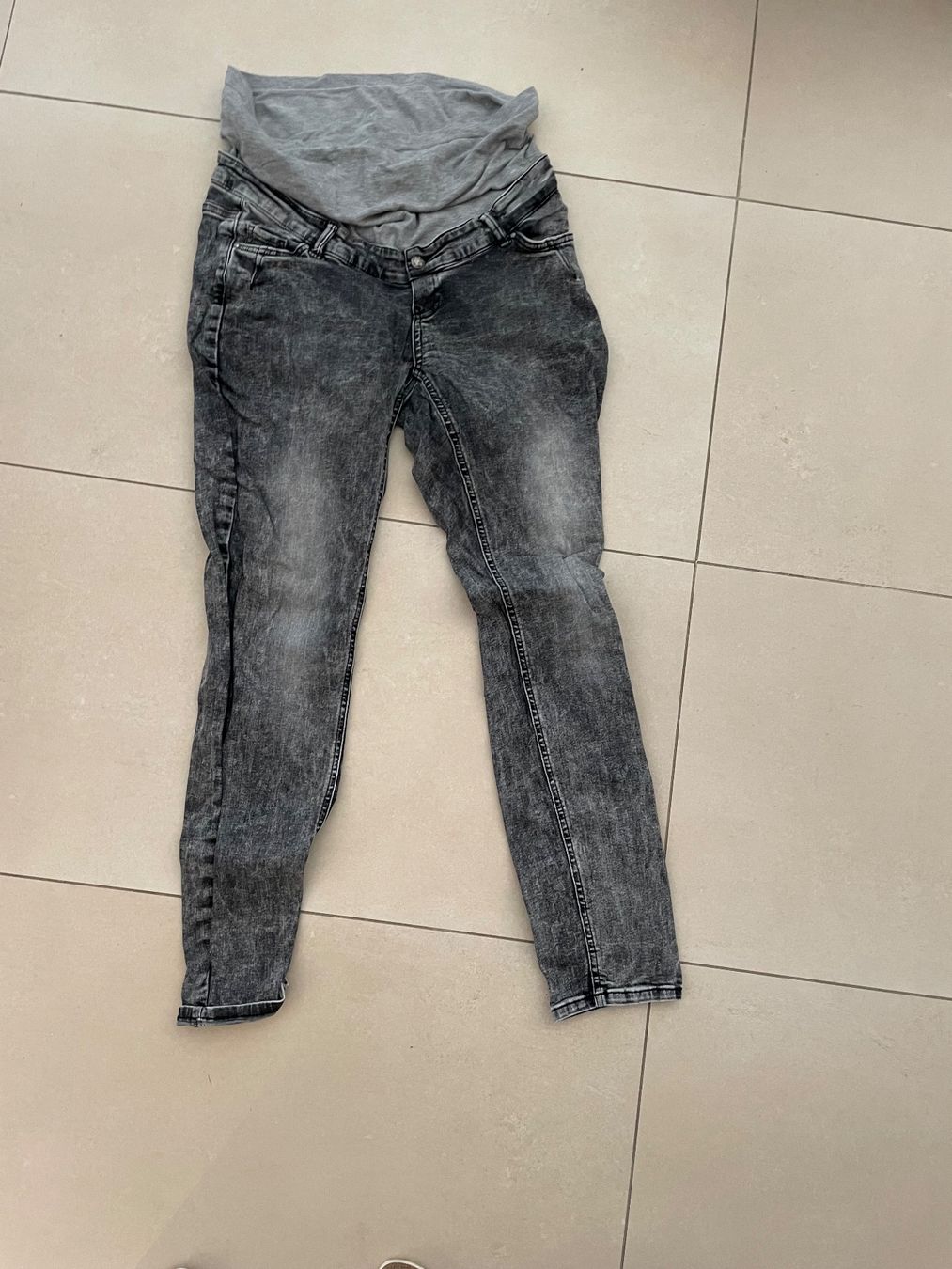 Mamalicious Jeans: Umstandsjeans Grauschwarz Gr. 31/32 mamalicious – Gebraucht aus Bülach von bjoernbenny