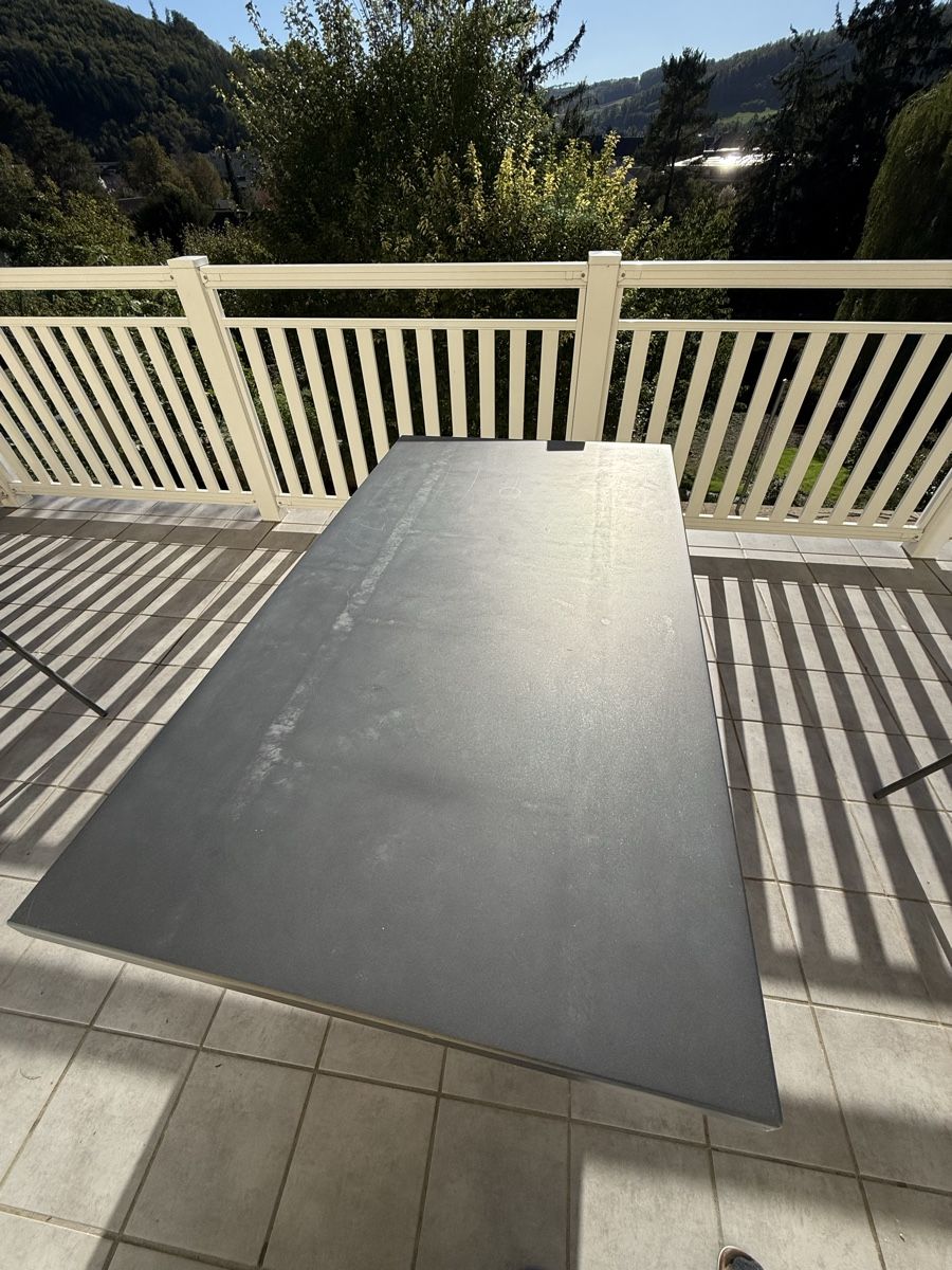 Set di tavolo e panche: Gartentisch mit Stühlen – Usato da Sissach venduto da Ikisha 1