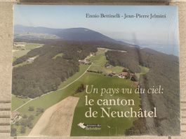 Livre Un pays vu du ciel canton de Neuchâtel neuf