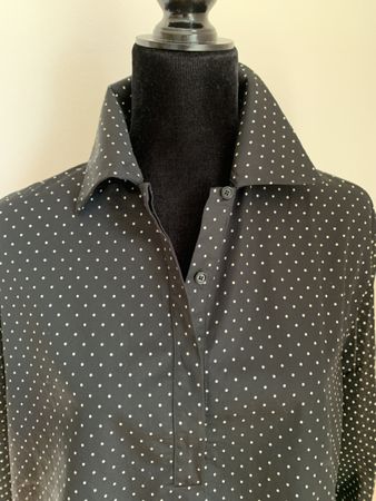 AKRIS: Neue extravagante, schwarz gepunktete Bluse, 38