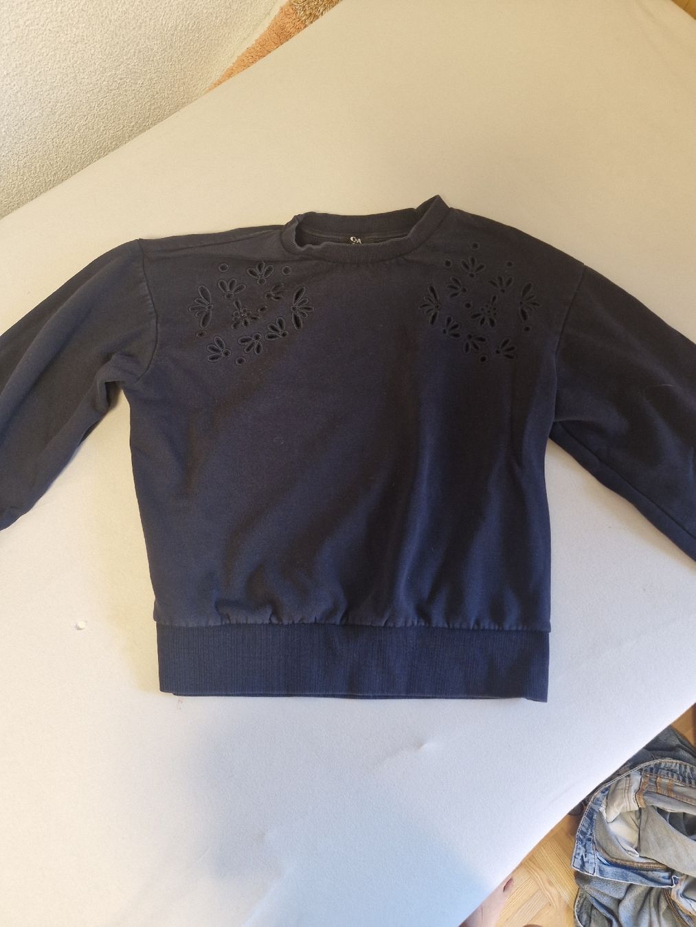 H&M Maglioni & Felpe: Dunkler Pullover mit Lochstickerei floral – Usato da Wädenswil venduto da ari_k29d 1