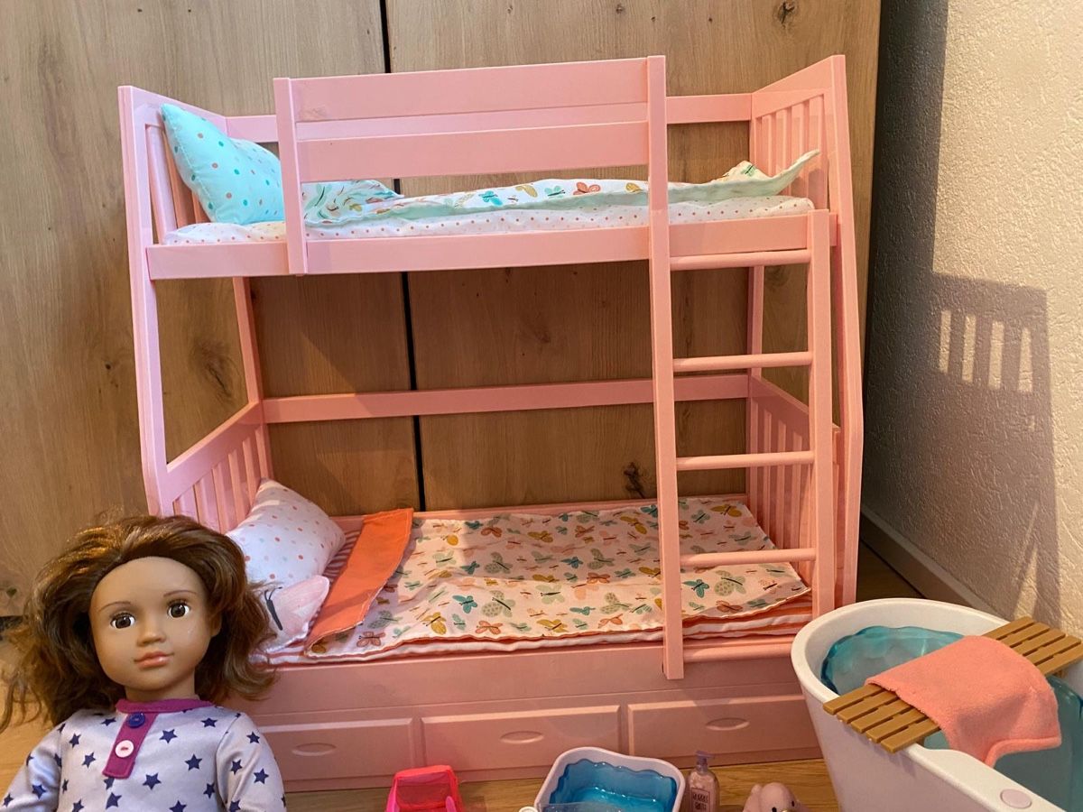 Puppen: Puppe Hochbett Kleider – Gebraucht aus Winterthur von Debatte 3