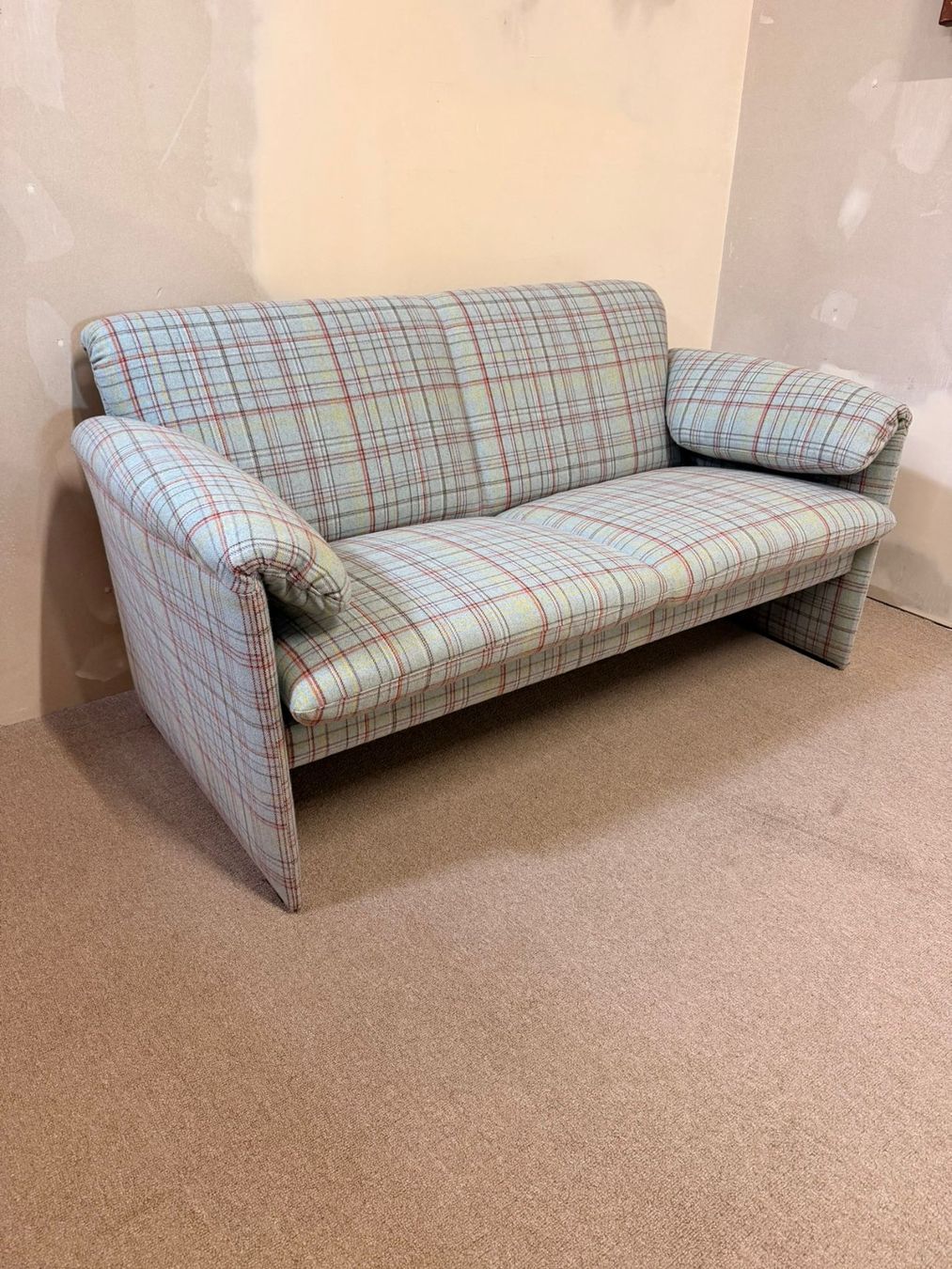 Leolux Divani: Leolux Bora Bora Sofa 2-sitzer im Karomuster in hellblau – Usato da Rickenbach ZH venduto da Insider-Boerse