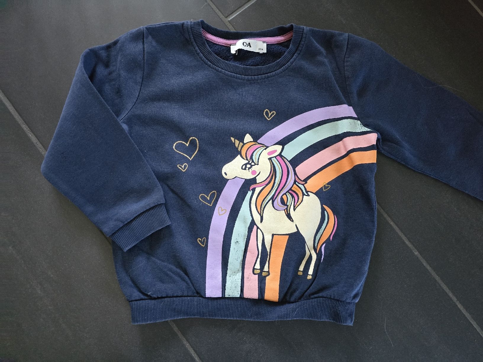 C&A Maglioni & Felpe: Süsser C&A Pullover mit Einhorn, Grösse 104-110 – Usato da Unterentfelden venduto da Panda-87