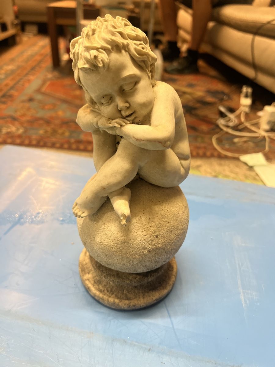 Statuette: Schlafender nackter Junge auf Kugel (Q) – Usato da Rorschach venduto da TimelessTrading
