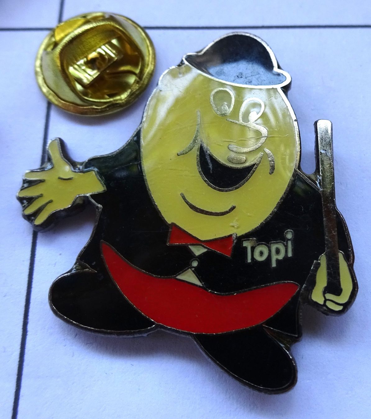 Placchette & Badge: Pin TOPI  schwarze Kleider – Usato da Utzenstorf venduto da BUtter81