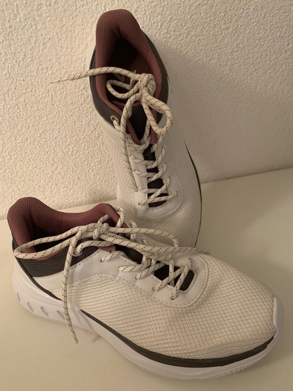 Scarpe da donna: Turnschuhe Gr. 40 – Usato da Waltenschwil venduto da pipapo71