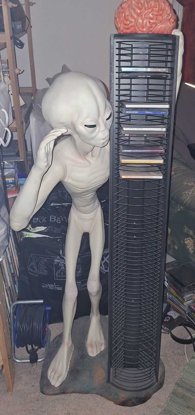 Racks & Cavalletti: Alien CD Ständer – Usato da Rudolfstetten venduto da deejay35