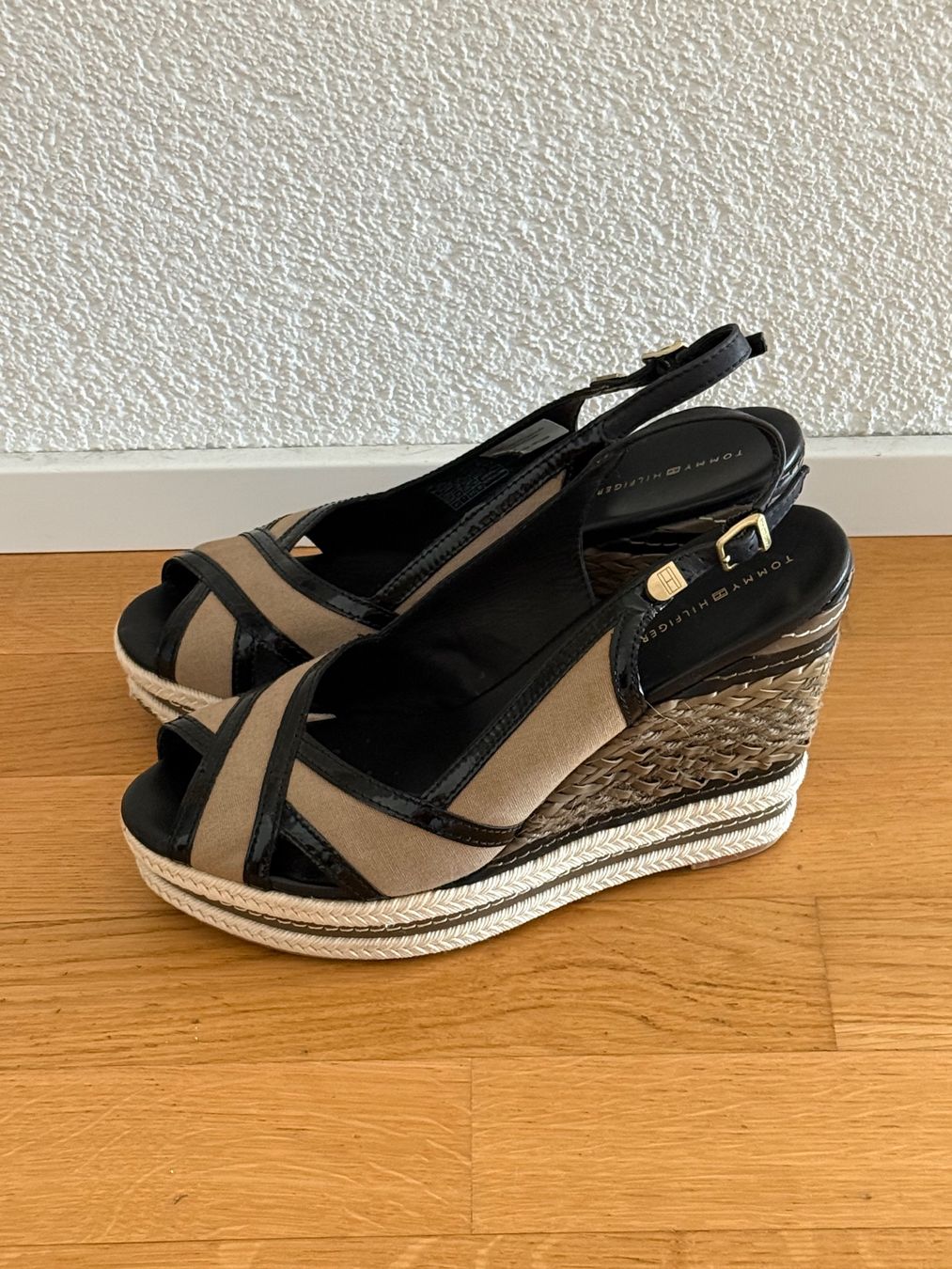 Tommy Hilfiger Damenschuhe: Tommy Hilfiger Keilsandaletten – Gebraucht aus Ostermundigen von DeOs3072