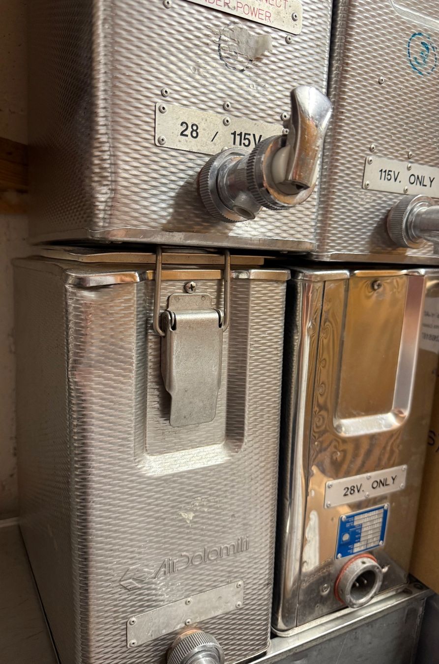 Baucontainer: Airline Hot Liquid Container - 6 Stück – Gebraucht aus Ostermundigen von airline-trolley 1