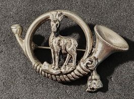 GG120 - Alte Brosche Jäger Horn mit Hirsch / Reh