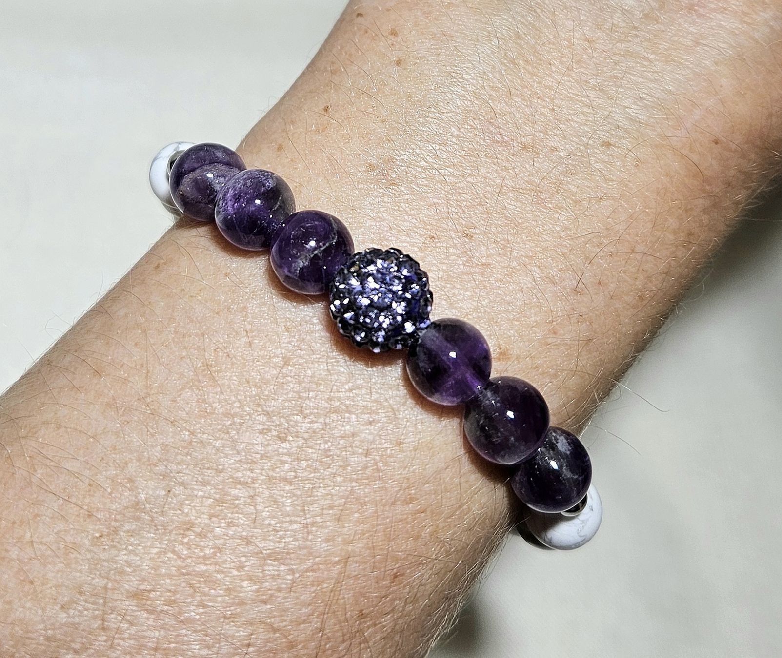 Bracciali & Braccialetti: Howlith-Lila Perlen Armk. - Spendenaktion – Nuovo (secondo la descrizione) da Unterkulm venduto da Nachtigall 2