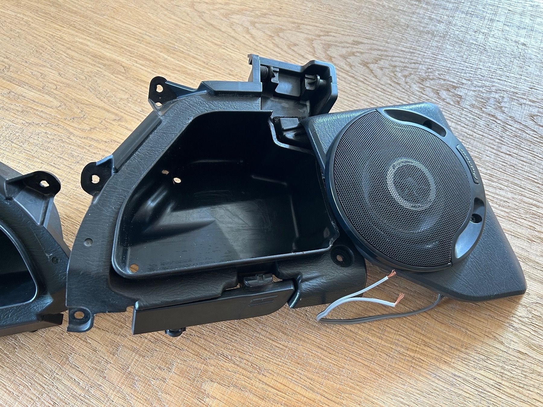 Suzuki Tutti i ricambio per moto: Suzuki Burgmann 400 Handschuhfach mit Lautsprecher – Usato da Oberrieden venduto da Mezz9 3