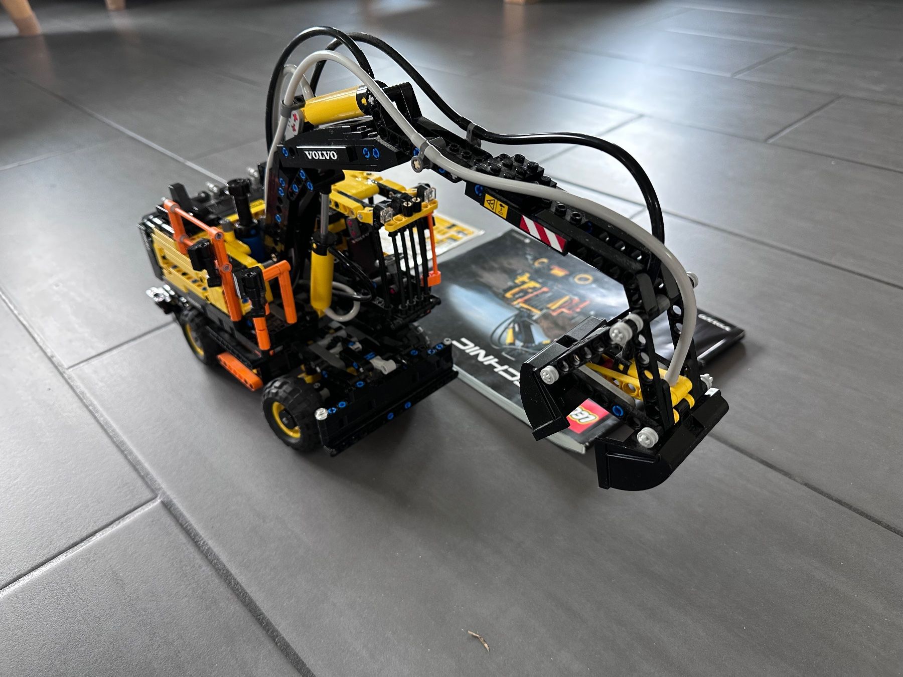 Technics Kit di costruzioni: LEGO Technic Volvo EW160E Bagger 42053 – Usato da Rüegsauschachen venduto da Stefu 2