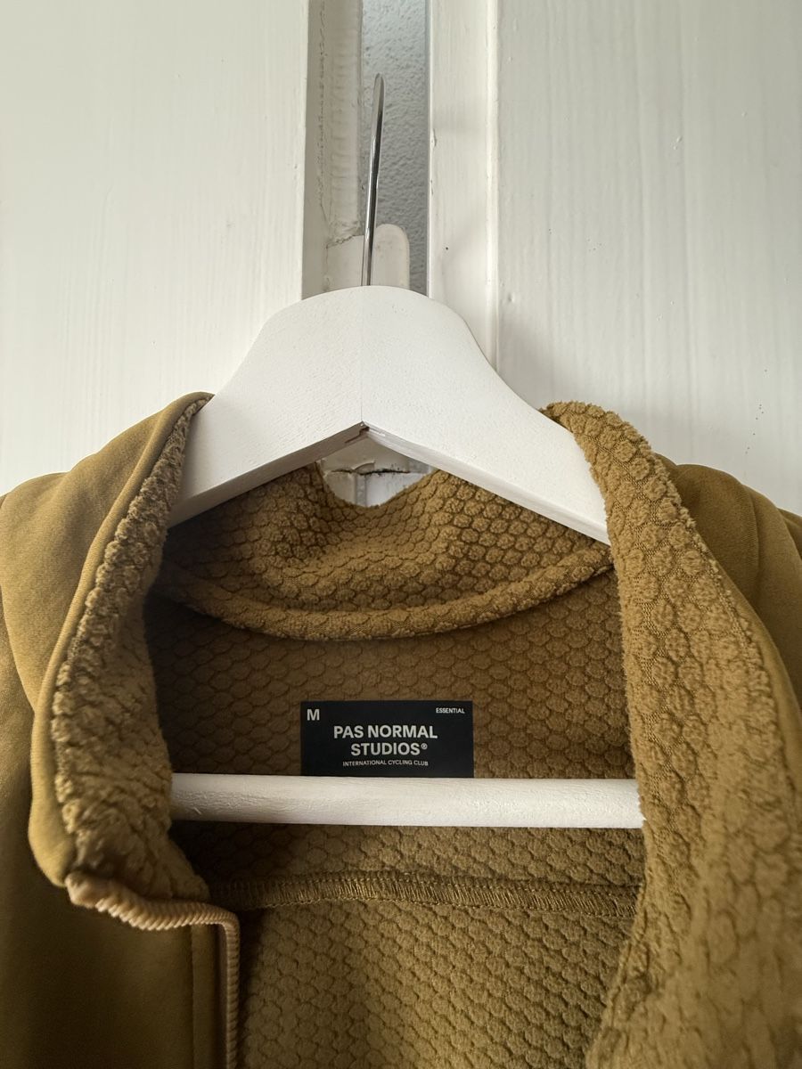 Pas Normal Studios Giacche: Velojacke Pas Normal Studios Essential Senf Grösse M – Usato da Zürich venduto da cecamobe01 2
