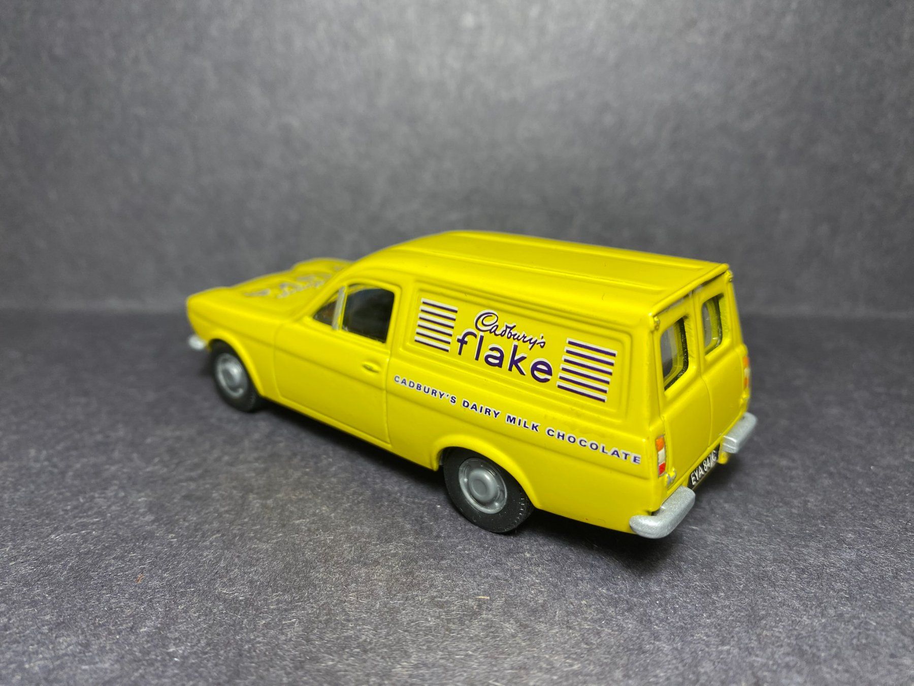 Corgi Toys Modellini d'auto: Ford Escort Van "Cadbury Flake" - Corgi 1:43 – Usato da Spiez venduto da Mlandcruiser 2