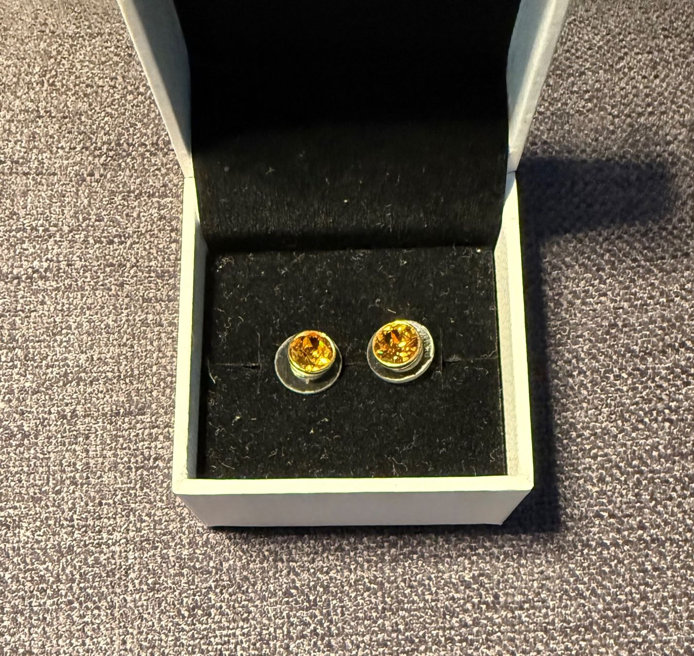Swarovski Orecchini pendenti & Orecchini a lobo: Swarovski Ohrstecker mit gelbem Stein – Usato da Kloten venduto da S_m00