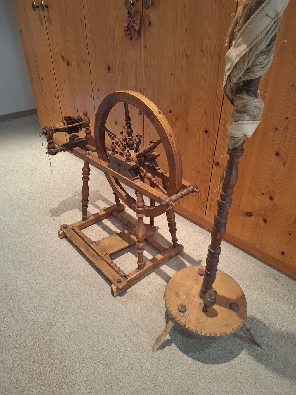 Ruote per filare: Antikes Spinnrad aus Holz – Usato da Chur venduto da Spacecat 1