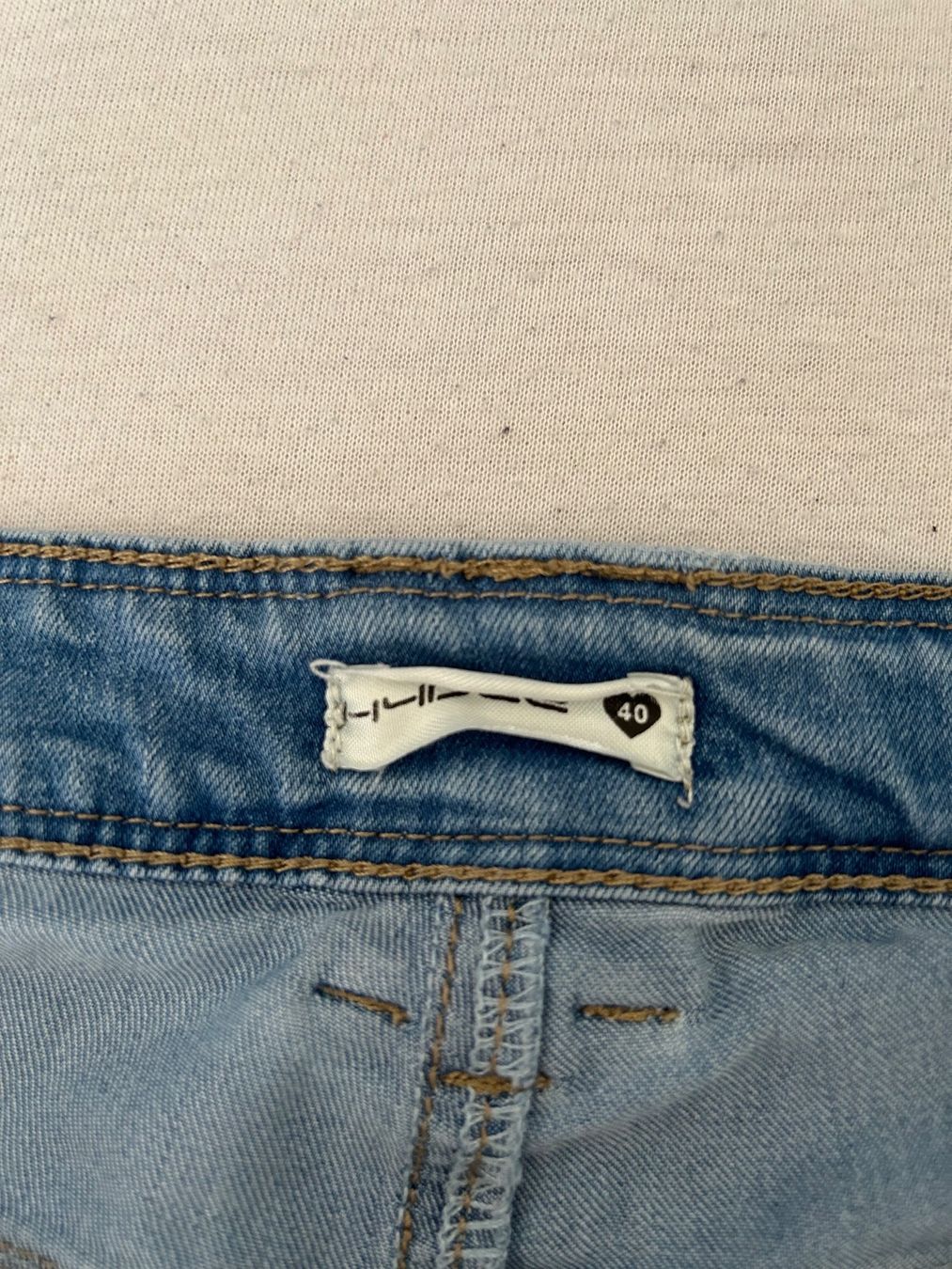 Pantaloni: Pantalon 3/4 taille 40 – Usato da Reconvilier venduto da Panda90 1