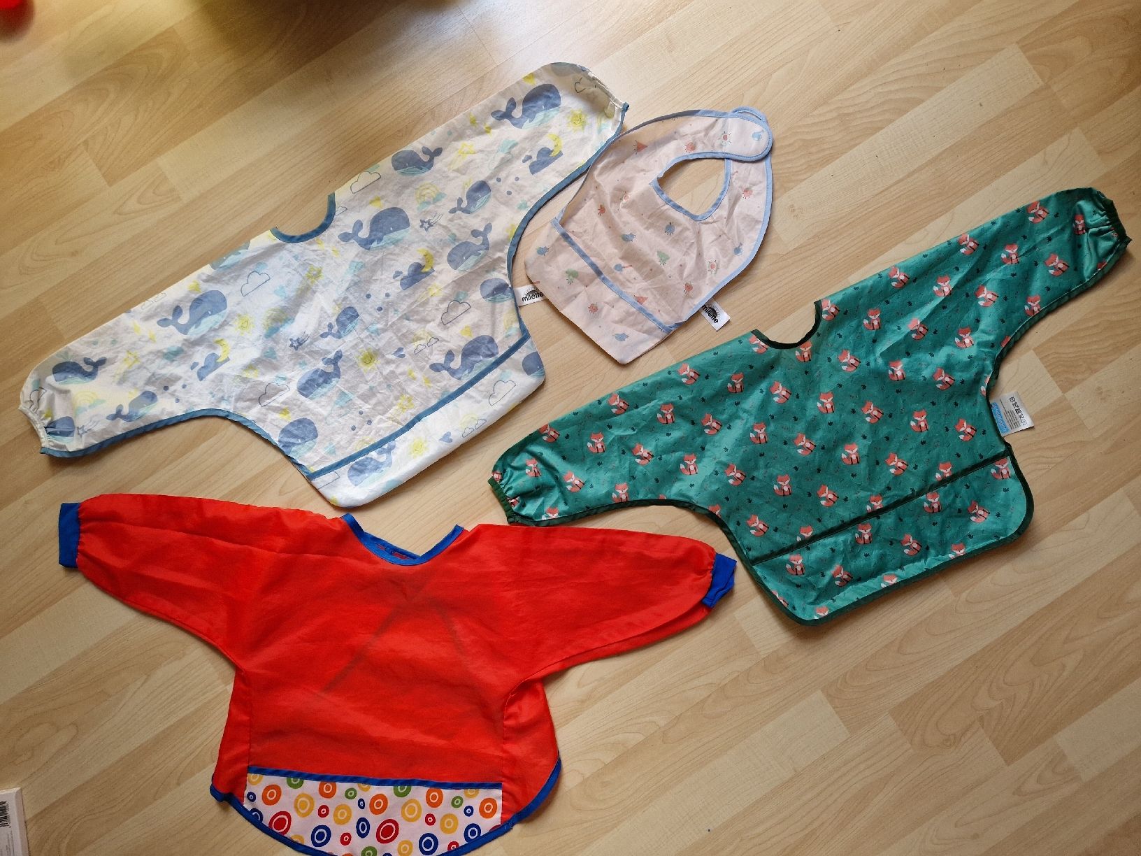 Milette Baby-Mahlzeiten: Latz / Lätzchen (4 Stück) – Gebraucht aus Aathal-Seegräben von Jago1984ZH