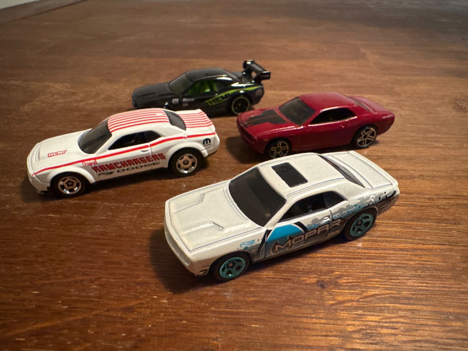 Hot Wheels Modellini d'auto: Hot Wheels 4er Set Dodge Challenger – Nuovo (secondo la descrizione) da Liebefeld venduto da Tatts81 1